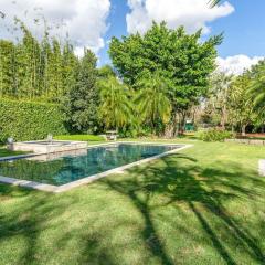 The Garden House Hot Tub Pool and Lush Garden Oasis