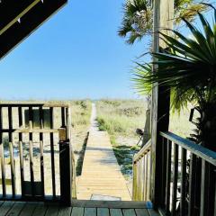 *OCEANFRONT HOUSE ON THE SAND*2 Kings*4br, 4ba*Private Hot Tub*SLEEP 12*PGP1