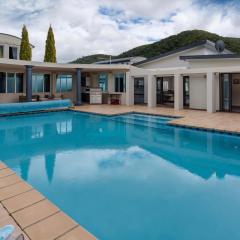 Poolside Retreat - Picton Holiday House Waikawa