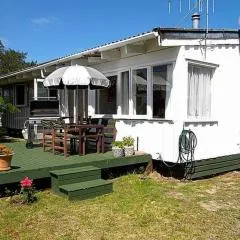 Hibiscus Cottage - Whangamata Bach