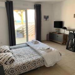 Studio les pieds dans l'eau vue sur mer