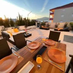 Sunshine Deluxe 79m2 apartment with pool, 50 m2 garden lounge and outdoor space