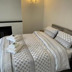 2-Bed Sleeps 4 Free Parking Pets Allowed