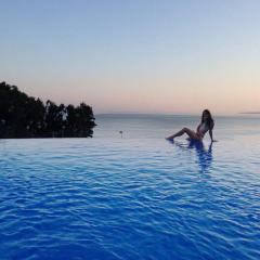 SUNNY HOUSE AT THE BEACH infinity pool shared