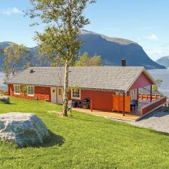 Awesome Home In Hundeidvik With 4 Bedrooms And Internet