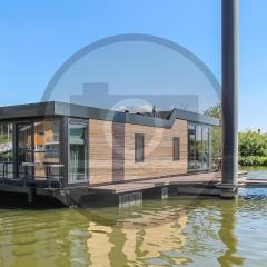 Houseboat Waterlelie