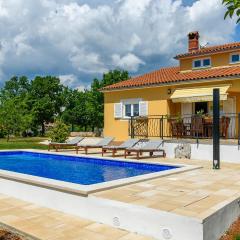 Nice Home In Stokovci With 4 Bedrooms, Wifi And Outdoor Swimming Pool