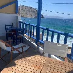 ROMANTIC HOUSE 6 STEPS FROM THE SEA