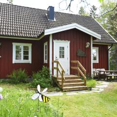 Cozy and rural holiday accommodation 150 meters from Lake Vanern