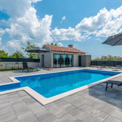 Stunning Home In Sveti Fiilip I Jakov With Outdoor Swimming Pool, Wifi And 2 Bedrooms