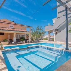 Beautiful Home In Brodarica With Wifi