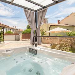 Holiday Home Giovanni Vabriga with private Jacuzzi