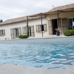 Villa climatisée avec piscine CHAUFFÉE au cœur du massif d'Uchaux , calme absolu !