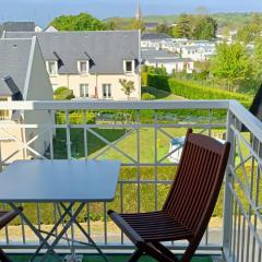 Apt avec belle terrasse vue dégagée séjour lumineux 10 mn à pied centre Port en Bessin proche Bayeux et Omaha Beach