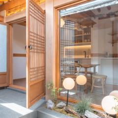 Luxury hanok with private bathtub - Jinseojae