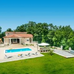 Villa Vivian by Villa Plus
