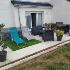 charmante maison calme / jardin terrasse /jacuzzi