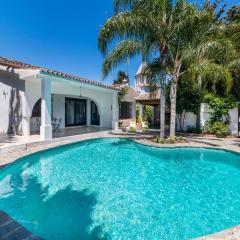 VILLA DE LA QUILLA- Private swimming pool next to the beach