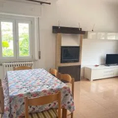 Numana centro a 500 mt mare, trilocale con 2 camere a letti piani, 1 posto auto