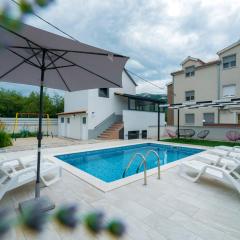 Luxury with gallery, heated pool only for you-KLIS CRO