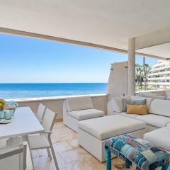 Beach-line apartment with 3 bedrooms in Estepona