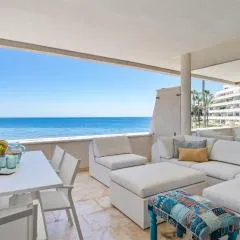 Beach-line apartment with 3 bedrooms in Estepona