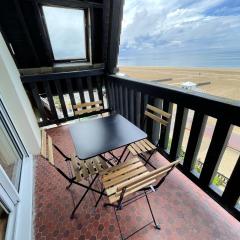 Appartement de 3 chambres a Benerville sur Mer a 10 m de la plage avec vue sur la mer balcon et wifi