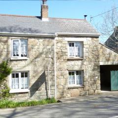 Lovely Cornish cottage in small village setting