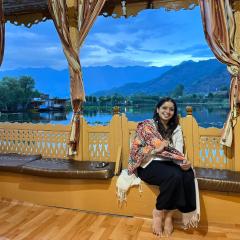 Raja's Palace Houseboat - Kashmir