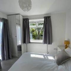 Dingley Dell - Superb location for Truro in private accommodation