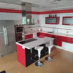 LA MANCHEGUITA DE MADRIGUERAS 5 DORMITORIOS DOBLES CHALET CON PISCINA, BARBACOA Y SALA DE JUEGOS ideal familias 11 personas
