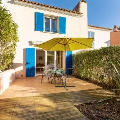 Holiday Home Le Mas d'Esquières 16 by Interhome
