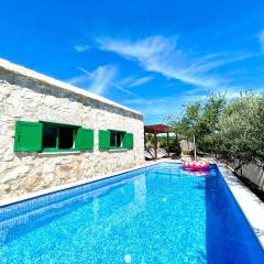 Villa Sagosde with Swimming Pool and Mini Golf