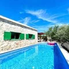 Villa Sagosde with Swimming Pool and Mini Golf