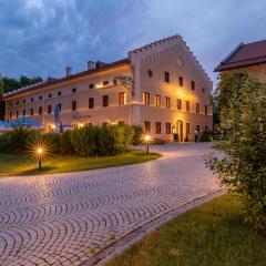 LANDHOTEL ALTE ZOLLSTATION- Historical Building