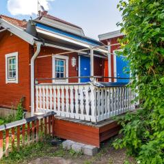 Simple little cottage in a cozy courtyard in Vimmerby