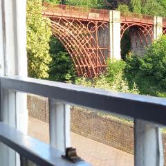 Ironbridge View Townhouse - Stunning view of the Iron Bridge UK WINNER 2024 'MOST PICTURESQUE SELF-CATERING HOLIDAY HOME' of the year' & WINNER '2024 BEST HOLIDAY HOME IN SHROPSHIRE'