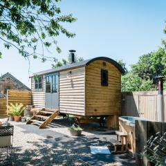 Boutique Cornish Shepherd's Hut with Hot Tub