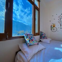 Safarnama Homestay Manali - Rooms with Mountain and Sunset view