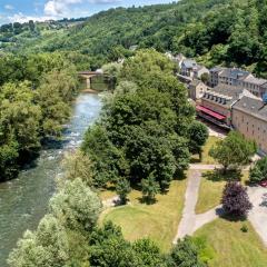 Logis Hôtel Restaurant Les 2 Rives - A75, en bordure de rivière