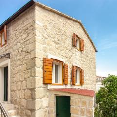 Maki Stone House - Parking on request !