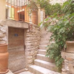 maison au coeur de Fontaine de Vaucluse, nichée sur le rocher et surplombant la sorgue