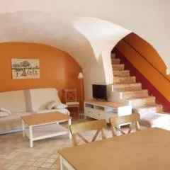 maison au coeur de Fontaine de Vaucluse, nichée sur le rocher et surplombant la sorgue