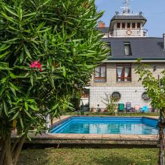 Casa marinera con piscina y jardín.