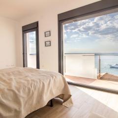 DEK001 Riverview Modern Townhouse in Centre of Ay