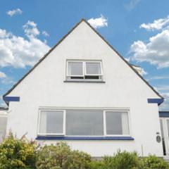 Spacious Detached House with Parking & Views