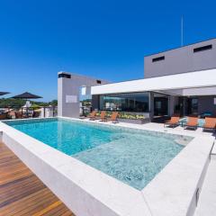 Adra 106 - Apartamento no centro de Bombinhas - Rooftop com piscina e academia - À poucos metros da praia - (Consultar serviços de roupas de cama e banho)