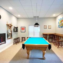 Peaceful treetop escape! Pool table, grill, games, sleeps 10!