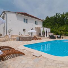 Nice Home In Hrvace With 3 Bedrooms, Wifi And Jacuzzi