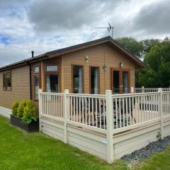 Kingfisher Lodge with Hot Tub